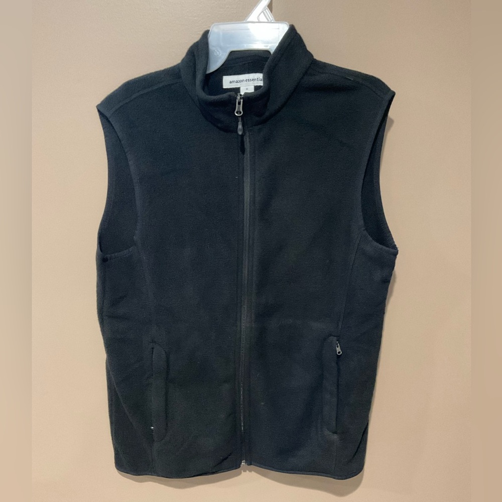 Amazon essentials size medium, black fleece vest